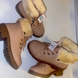 Girls fur boots